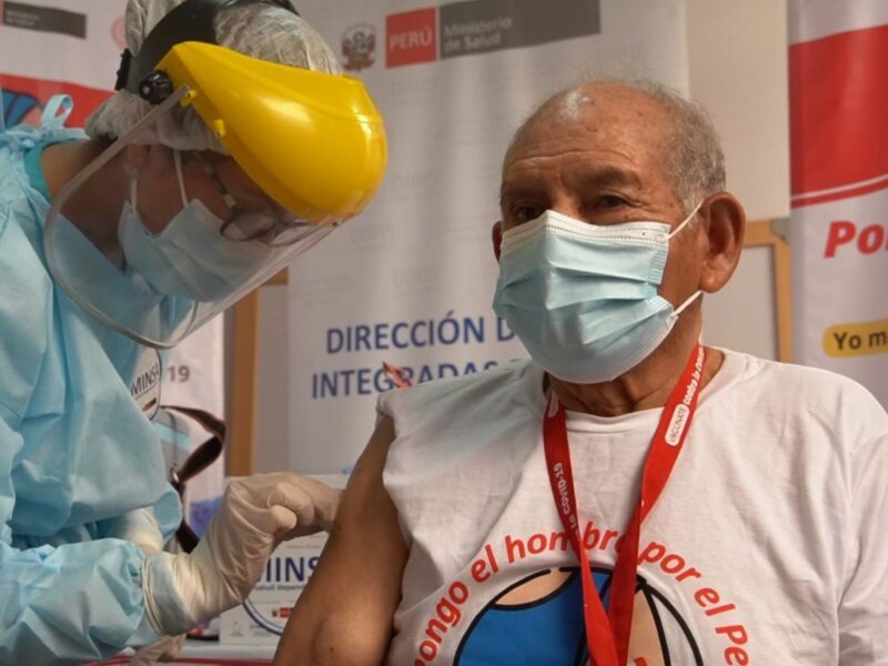 Venezolanos vacunados contra el COVID-19 en el Perú