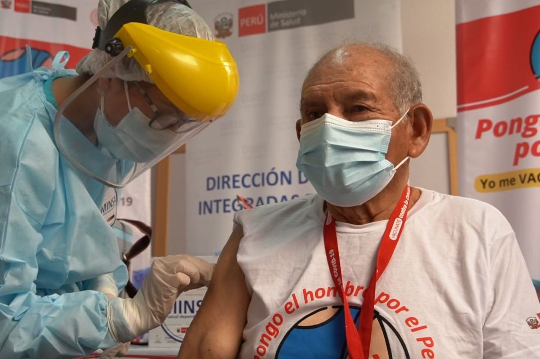 Venezolanos vacunados contra el COVID-19 en el Perú