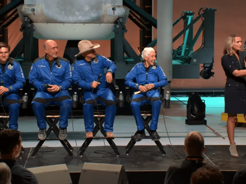 Jeff Bezos y los tripulantes de New Shepard