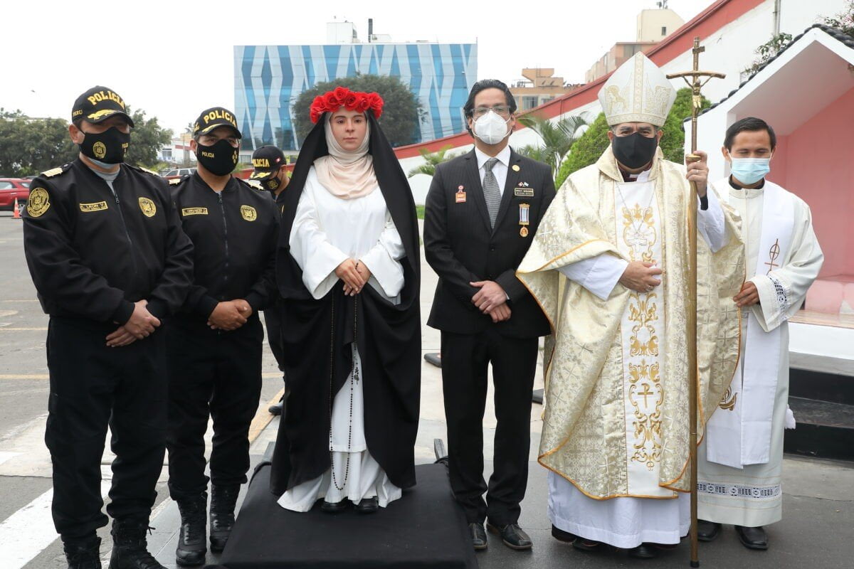 Estatua hiperrealista de Santa Rosa de Lima