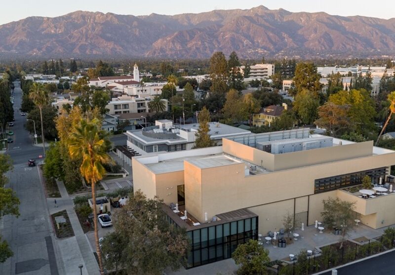 El Centro de Computación Cuántica de AWS está situado en el campus de Caltech en Pasadena, California.