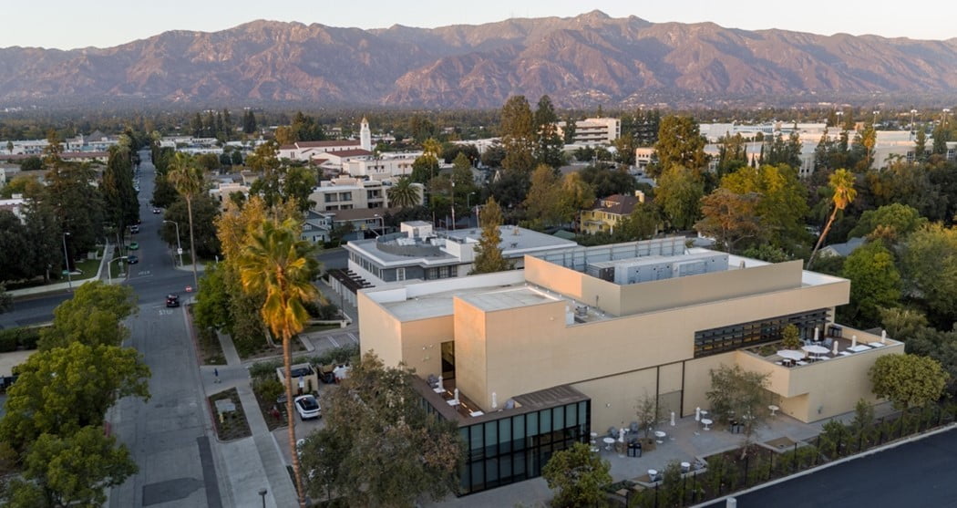 El Centro de Computación Cuántica de AWS está situado en el campus de Caltech en Pasadena, California.