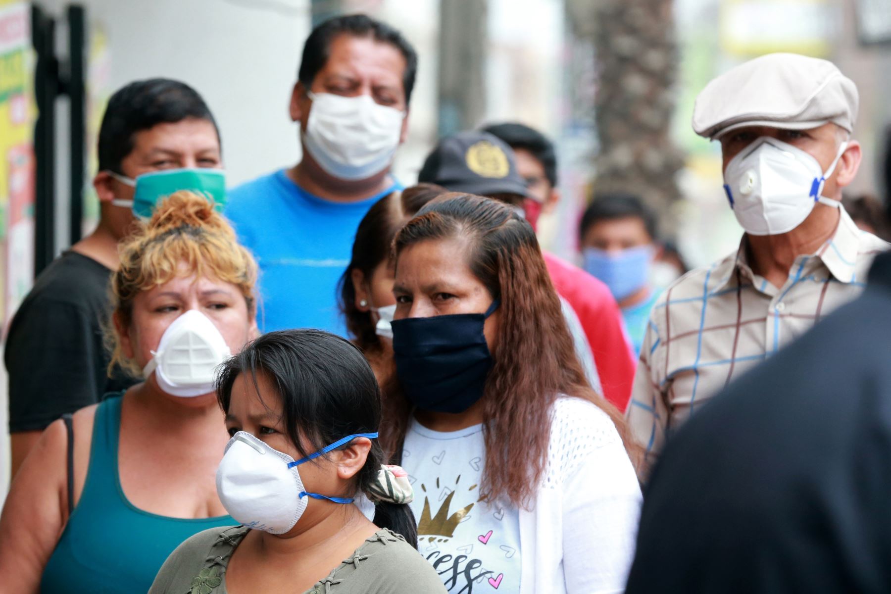 Limeños con mascarillas ante amenaza de variantes