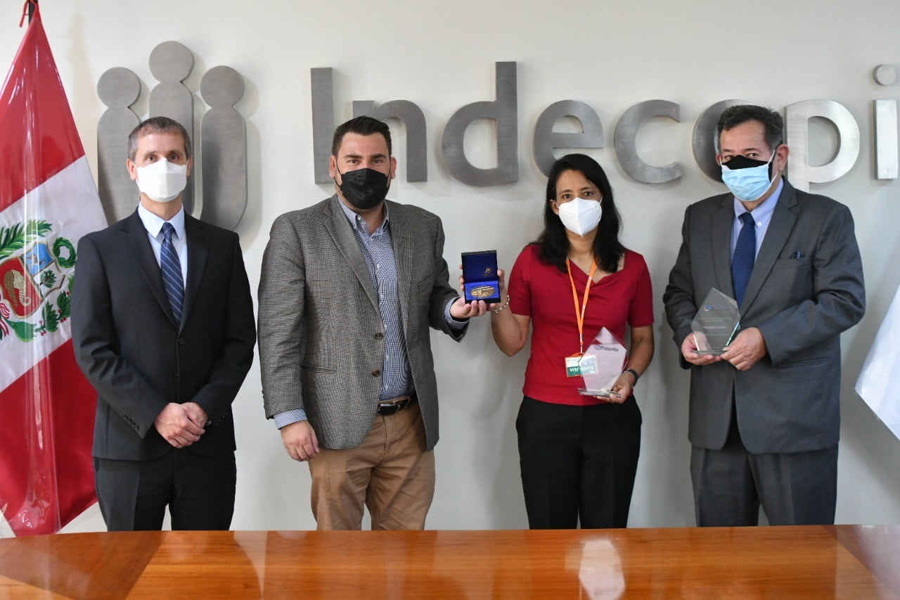 Indecopi entrega medalla de la OMPI a inventora peruana