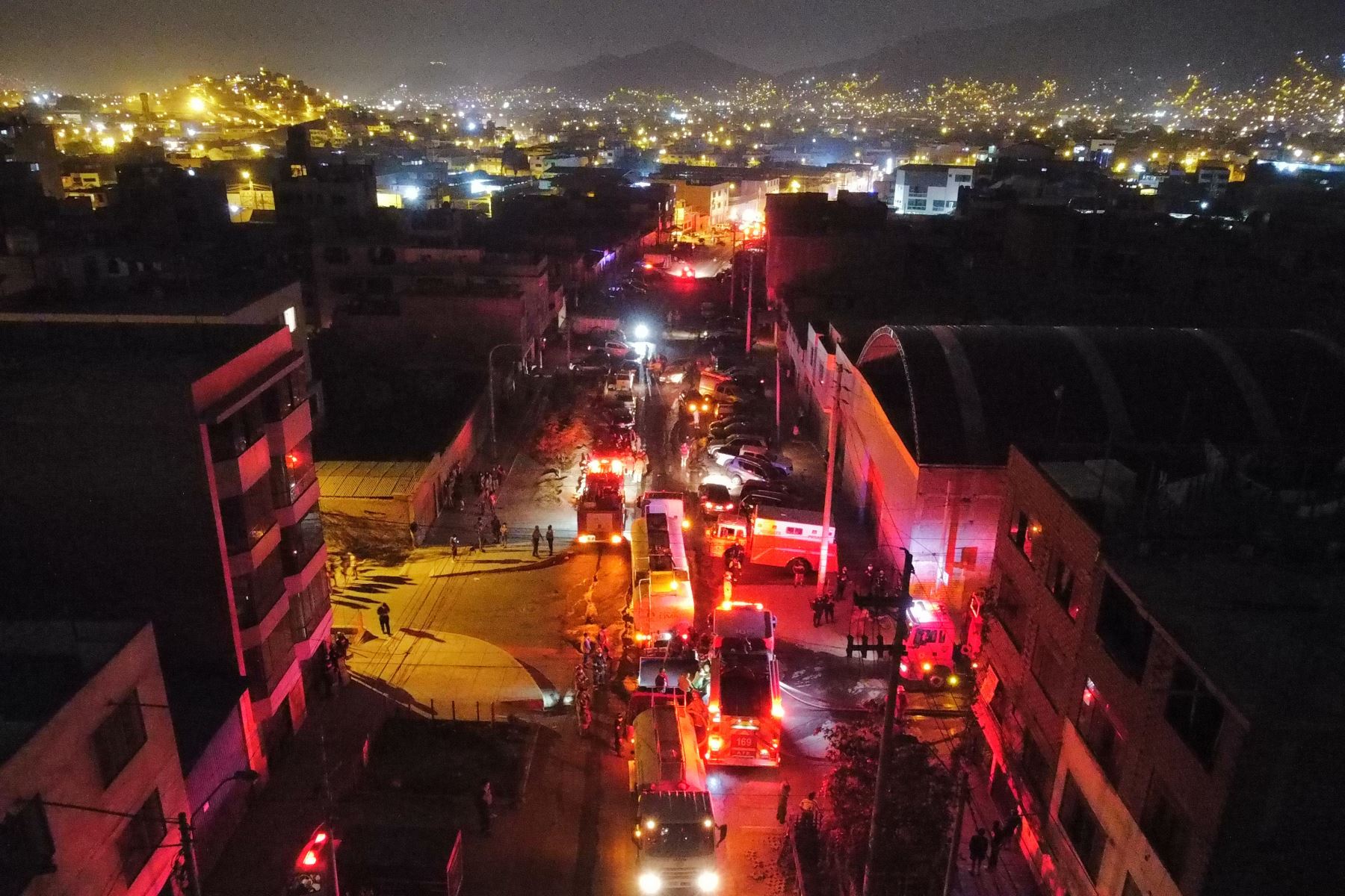 Gran Incendio En San Juan De Lurigancho Dejó Tres Heridos, Entre Ellos ...