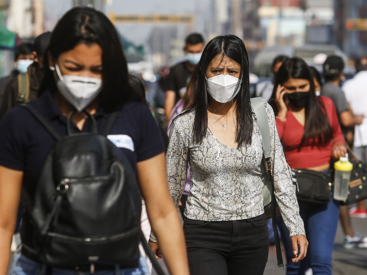 Peruanos con mascarillas