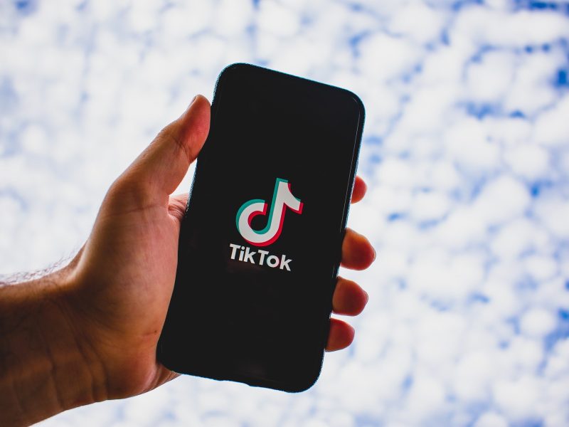 TikTok en la mano