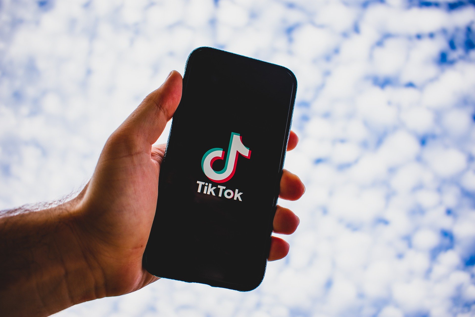 TikTok en la mano