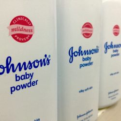 Johnson & Johnson suspendió venta de talcos para bebés tras demandas de afectados por cáncer