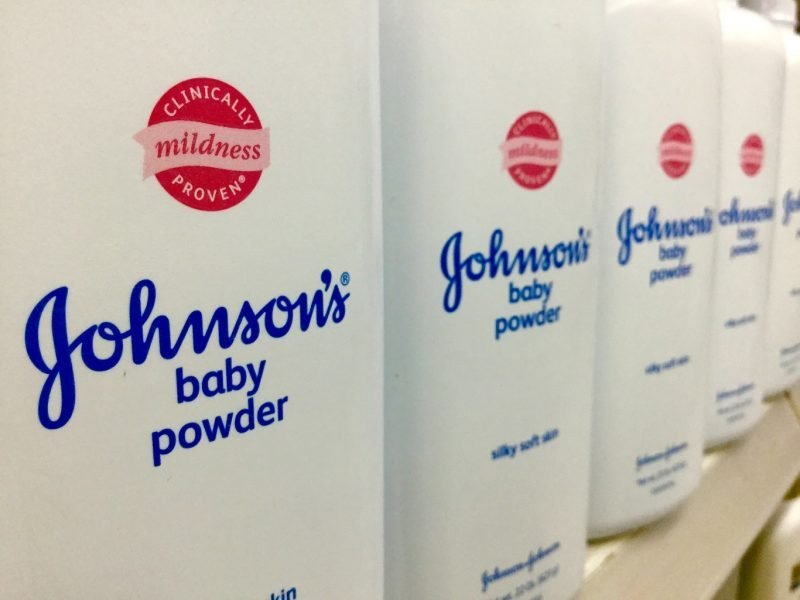 Johnson & Johnson suspendió venta de talcos para bebés
