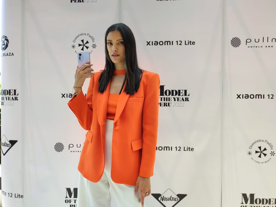 Stephanie Schiller, directora de Model Of The Year mostrando el Xiaomi 12 Lite