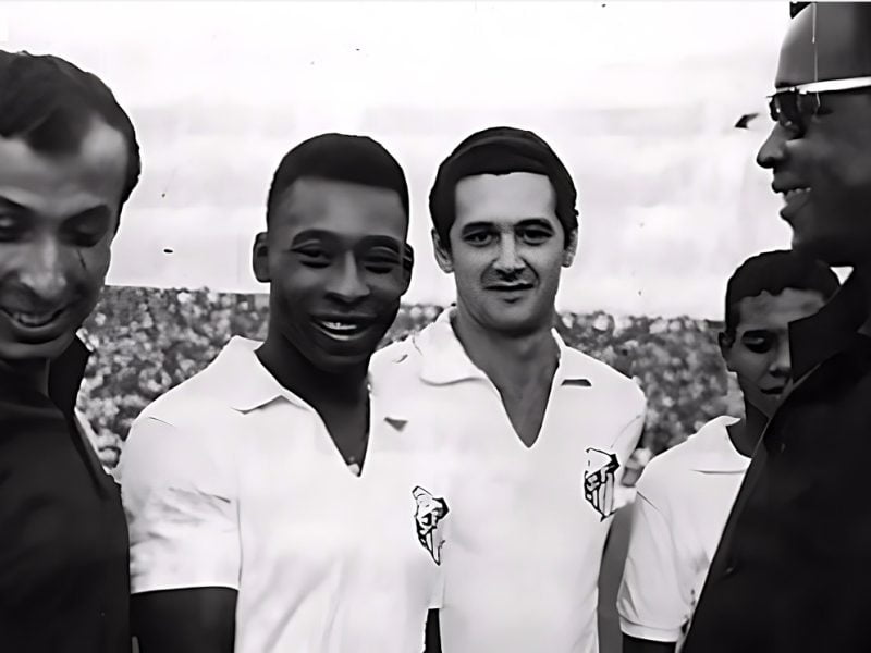 Pelé en Nigeria (Imagen mejorada con IA / Fuente álbum Santos )