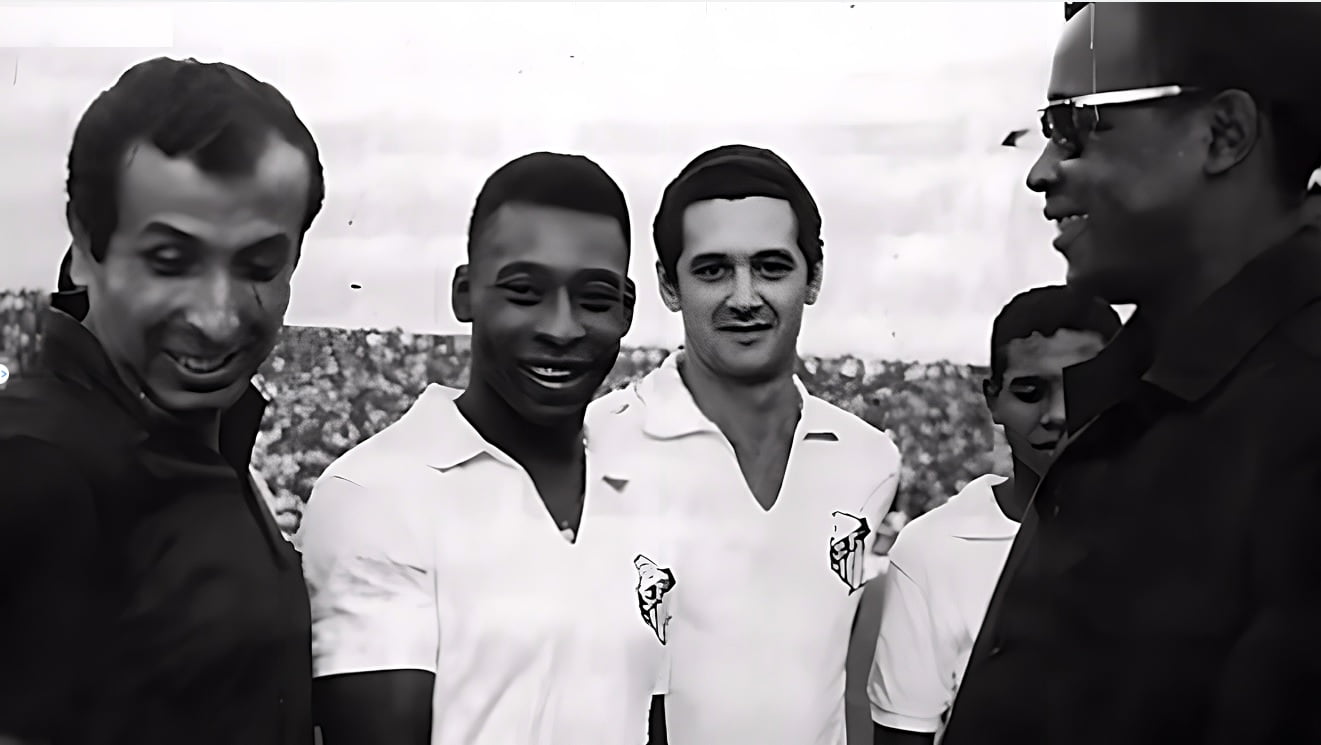 Pelé en Nigeria (Imagen mejorada con IA / Fuente álbum Santos )