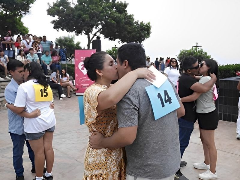 Día Internacional del Beso en Perú