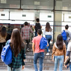 ICPNA lanza convocatoria de la Beca Conectemos con 200 becas para estudiar inglés iniciando el 2026