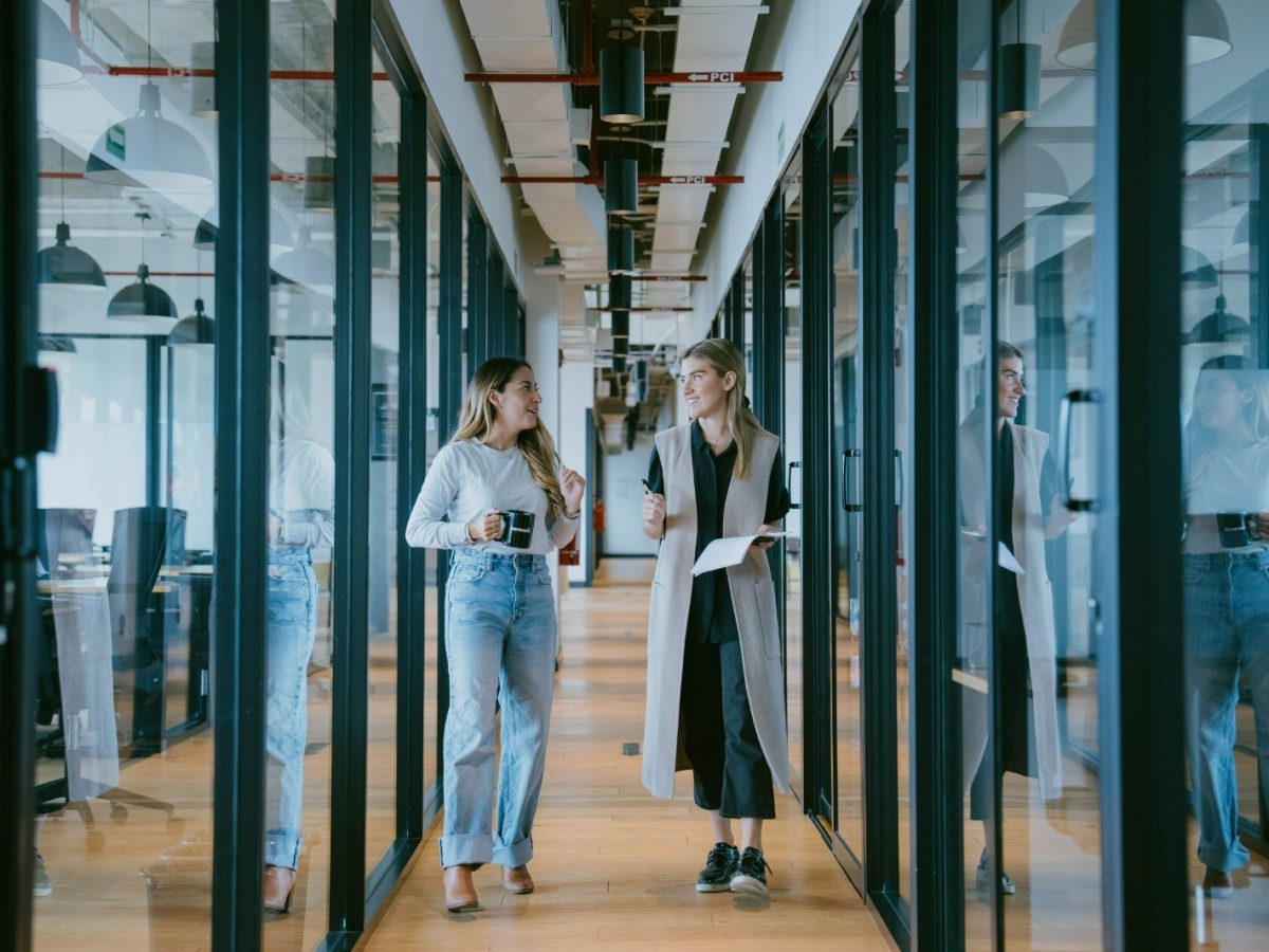 Trabajo híbrido impulsa la participación laboral de mujeres en Perú y redefine el empleo en 2026